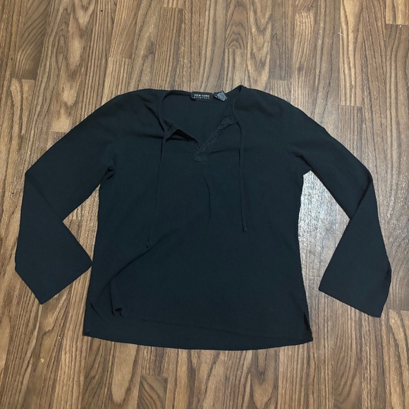 NY & Company * Woman Long Sleeve V Neck * Size Medium - Picture 1 of 7